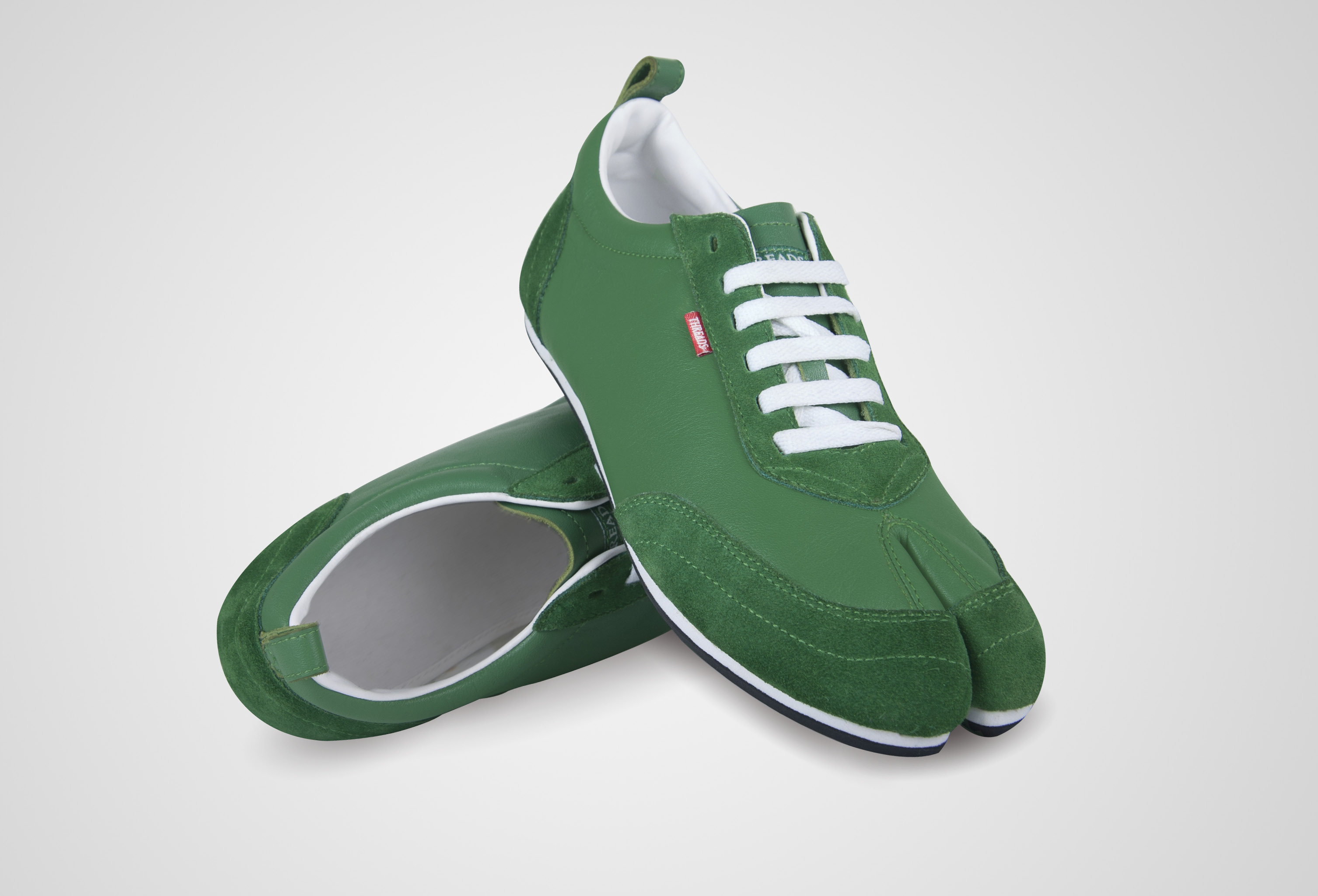 The original pair / Proportion, construction and the divided toe.